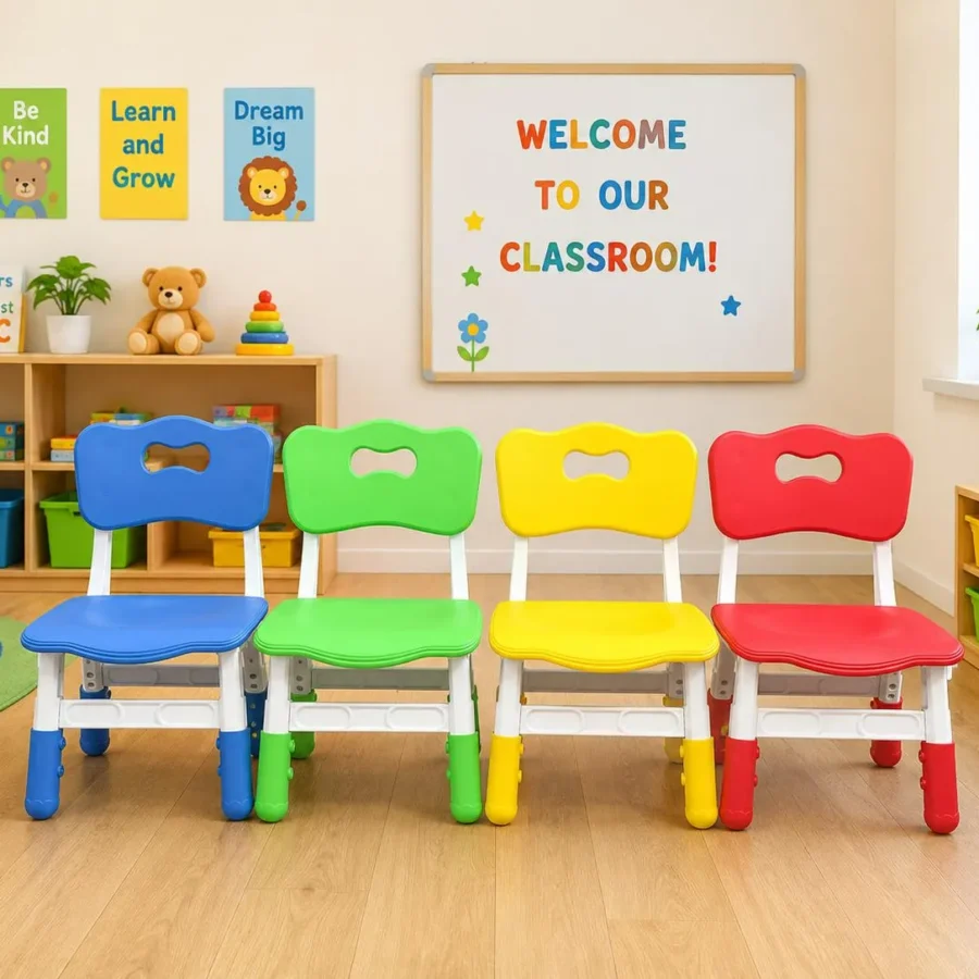 Bộ 4 ghế nhựa mầm non Pamedu màu xanh dương, xanh lá, vàng, đỏ xếp hàng ngang trong lớp học, thiết kế lưng ergonomic lỗ thoáng và chân cao su chống trượt